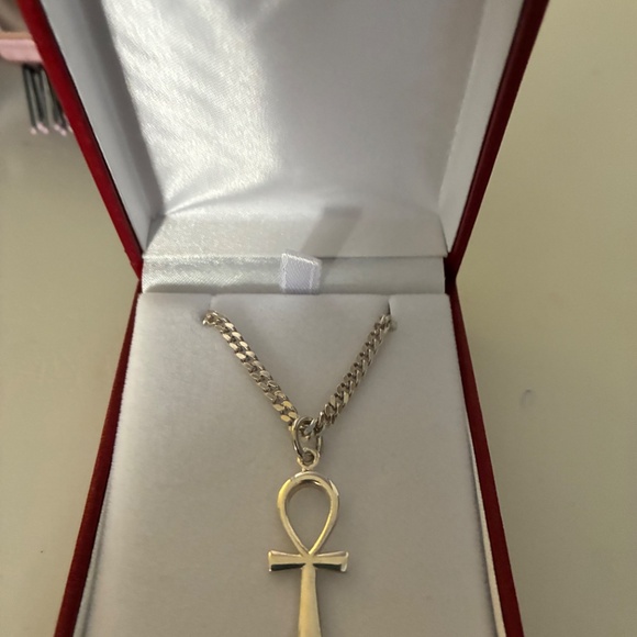 Beautiful sterling silver cross and chain - Picture 4 of 4